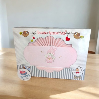 Caixa rosa para bebé com bordado de coelho e desenhos de pássaros e corações na embalagem.