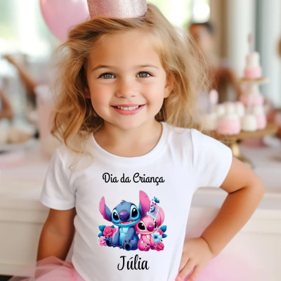 Menina sorridente com camisola branca estampada, saia rosa e coroa em festa