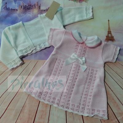 Vestido rosa de bebé com laço branco e cardigã branco de malha