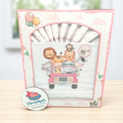 Conjunto de fraldas com desenho de animais num carro numa caixa rosa com balões e estrelas