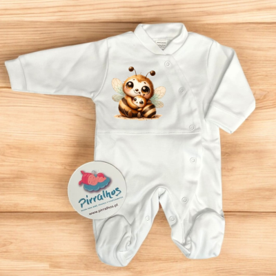 Macacão de bebé branco com estampado de abelhas em superfície de madeira