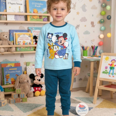 Criança com pijama azul clara e azul escuro de personagens Disney em quarto infantil decorado.