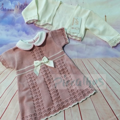 Vestido rosa de tricô com casaco branco para bebé