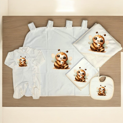 Conjunto de roupa e acessórios de bebé com abelha cartoon em fundo branco