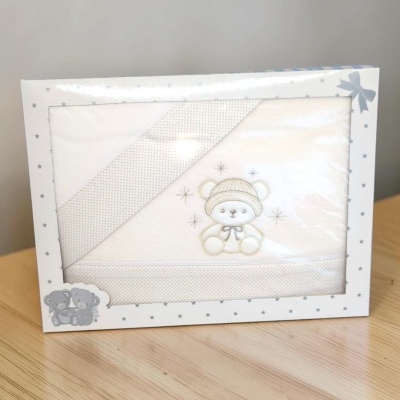 Toalha de bebé branca com bordado de ursinho em caixa com estrelas cinzentas