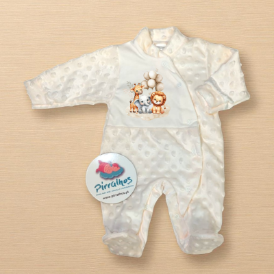 Macacão de bebé branco com textura e estampado de animais com balões, etiqueta do Pirralhos