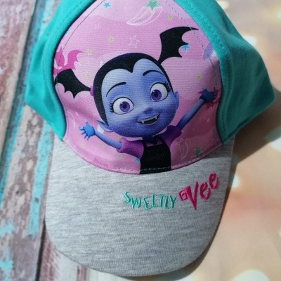 Boné infantil com personagem vampira e texto SWEETY Vee