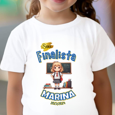 Criança com camisola branca estampada 'Sou Finalista MARINA 2023/2024' com desenho escolar