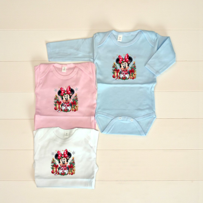 Bodies de bebé azul claro, rosa e branco com desenho de Minnie Mouse natalícia.