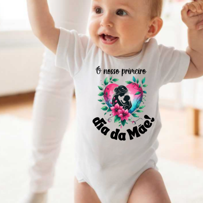 Bebé com body branco estampado 'O nosso primeiro dia da Mãe!' em ambiente interior
