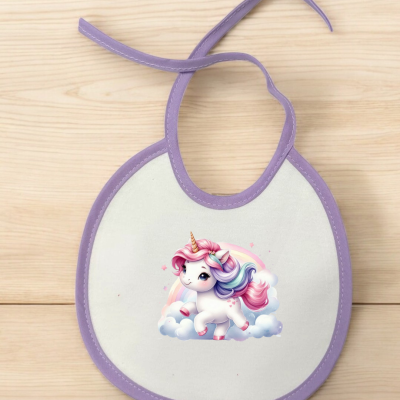 Babete branco com borda roxa e unicórnio colorido estampado