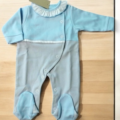Macacão de bebé azul claro e cinzento com gola branca e botões de pressão