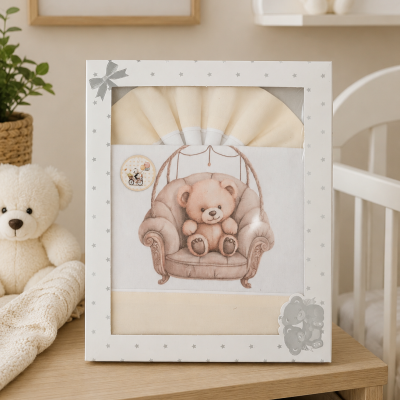 Conjunto de roupinhas para bebé com ilustração de ursinho na embalagem sobre superfície de madeira