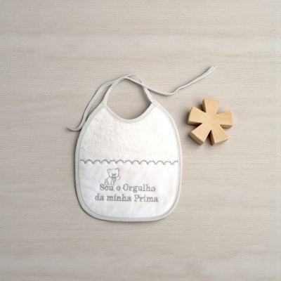Babete branco para bebé com bordado cinzento, texto 