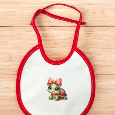 Babete branco com bordas vermelhas e estampado com tartaruga e laço rosa