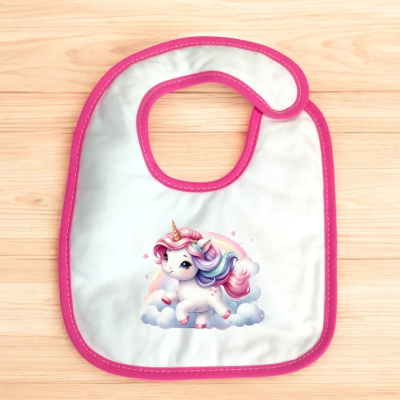 Babete de bebé branco com bordas cor-de-rosa e desenho de unicórnio colorido