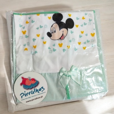 Fralda bebé com estampa do Mickey e corações coloridos com laço verde em embalagem transparente