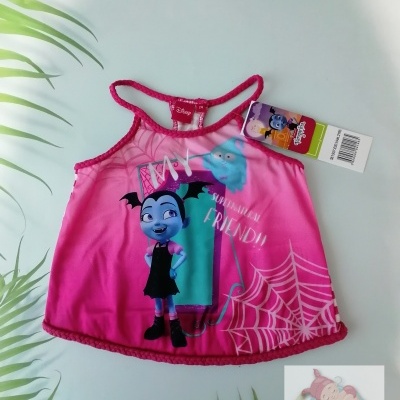 Camisola rosa para criança com personagem animada e padrão de teia de aranha
