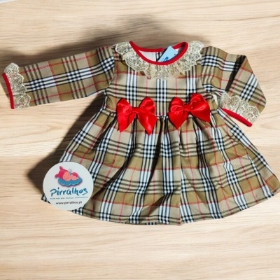 Vestido de bebé xadrez com renda e laços vermelhos