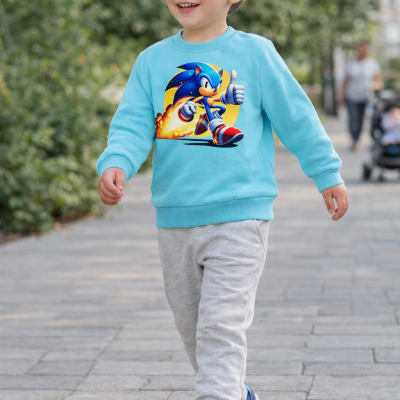 Criança a usar camisola azul com estampa do Sonic e calças cinza ao ar livre