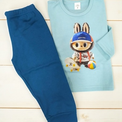 Conjunto de pijama infantil azul claro e azul escuro com estampa de coelho skate
