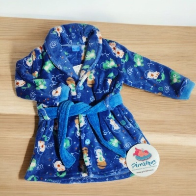 Robe azul de criança com padrão de bonecos de neve e rãs, tecido macio com cinto, etiqueta redonda Piralhos