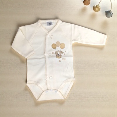 Body branco de manga comprida para bebé com estampa de cão e balões em bege.