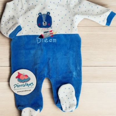 Macacão de bebé azul e branco com bordado de urso e padrão de estrelas