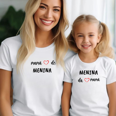 T-shirts brancas combinadas para mãe e filha com texto em português e corações vermelhos.