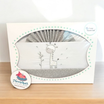 Conjunto de roupa de cama para bebé com girafa, em caixa branca com estrelas verdes