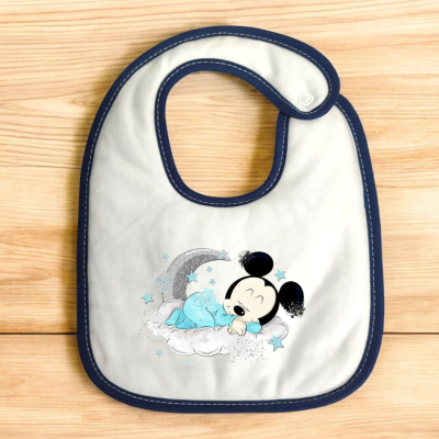 Babete azul claro com borda azul escuro e desenho do bebé Mickey Mouse numa nuvem