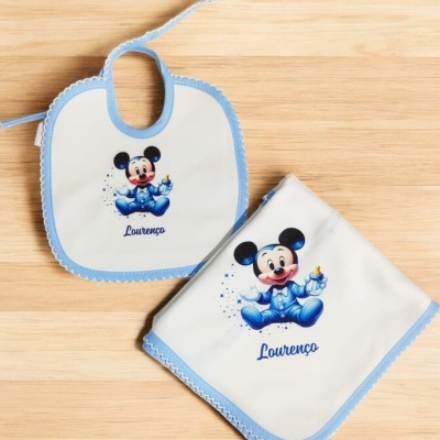 Babete e fralda com bordas azuis e estampa do Mickey Mouse bebé com o nome Lourenço
