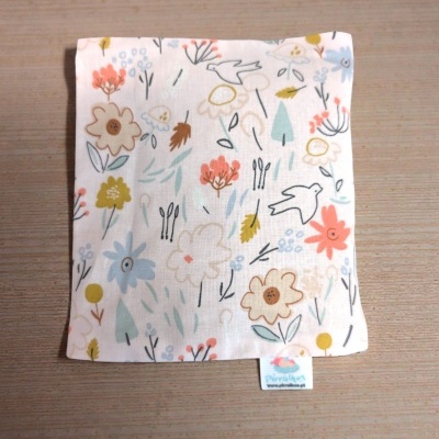 Lenço de tecido com padrão floral e pássaros em tons pastel