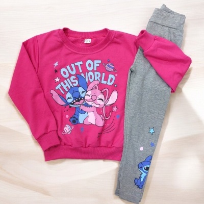 Conjunto infantil rosa e cinza com estampa colorida e personagens.