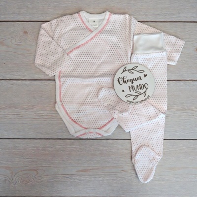 Conjunto de roupa de bebé branco com pontos vermelhos e etiqueta redonda