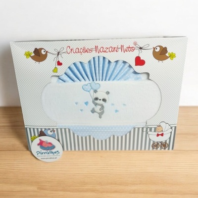 Caixa para tecido de bebé com ursinho, balões azuis, pássaros e texto Criações Nazaré Neto