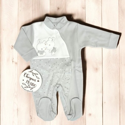 Pijama de bebé cinzento e branco com coelhinhos e bolinhas