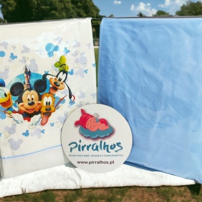 roupa de bebé azul e branca com personagens Disney e etiqueta Pirralhos ao ar livre