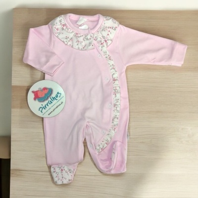 Macacão de bebé cor-de-rosa com padrão floral e etiqueta redonda