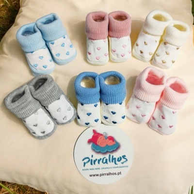 Sapatos de bebé de malha em várias cores com padrão de corações