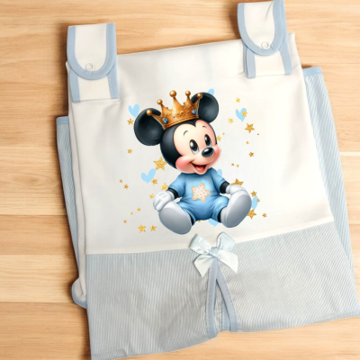 Capa para bebé branca e azul com ilustração de Mickey com coroa