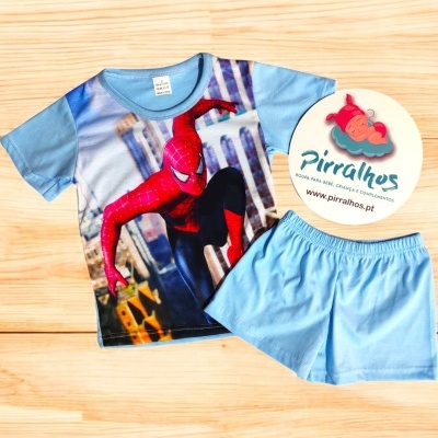 Conjunto infantil azul com estampa Spider-Man em fundo de madeira clara e etiqueta Pirralhos