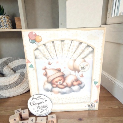Caixa decorativa para bebé com desenho de ursinho e blocos de madeira com letras