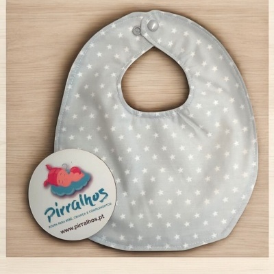 Babete cinza com estrelas brancas e etiqueta da marca Pirralhos