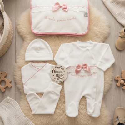 Conjunto de roupa de bebé branco com detalhes cor-de-rosa e manta bordada