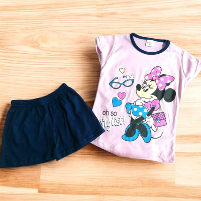 Conjunto infantil azul e rosa com t-shirt Minnie e calções azuis