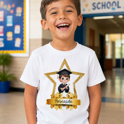 Camisola branca com estampa de menino em traje académico e estrela dourada