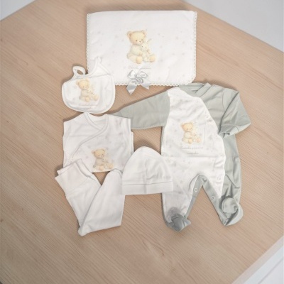 Conjunto de roupa de bebé com padrão de ursinho e coelho em tons pastel