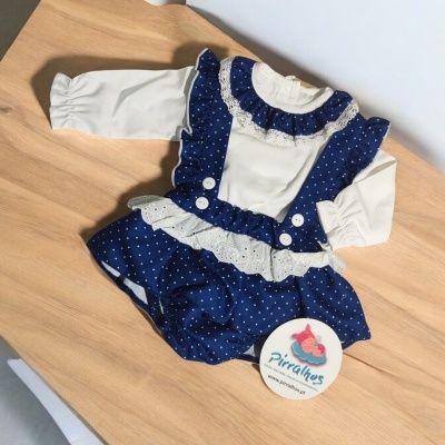 Conjunto de roupa de bebé azul com bolinhas e body branco