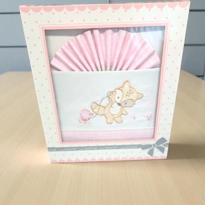 Fralda branca com bordado de raposa e pássaro em embalagem rosa com bolinhas